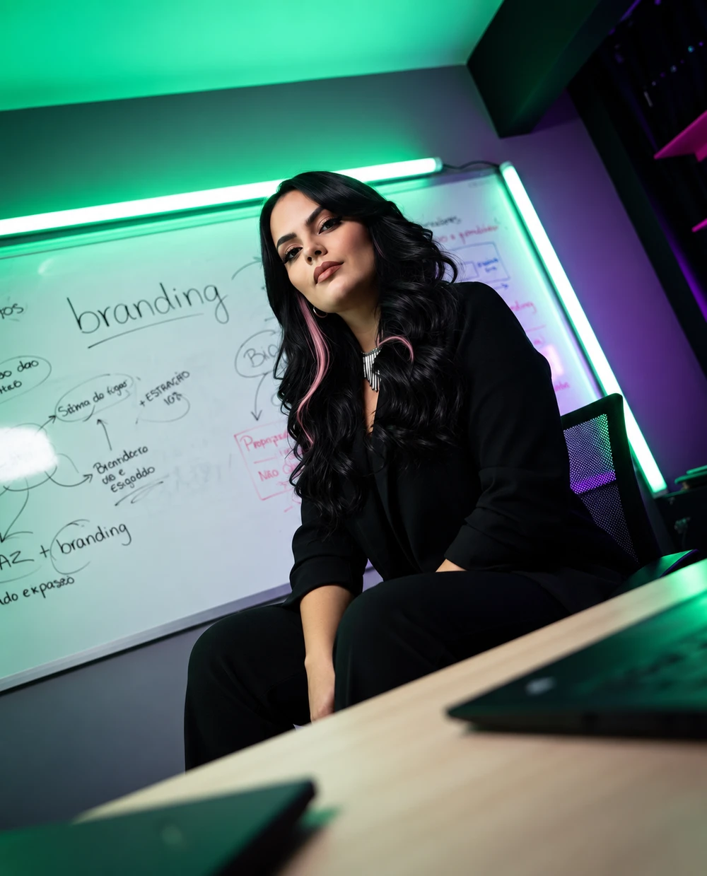 Jessica em uma sala de estratégia, diante de um quadro de branding